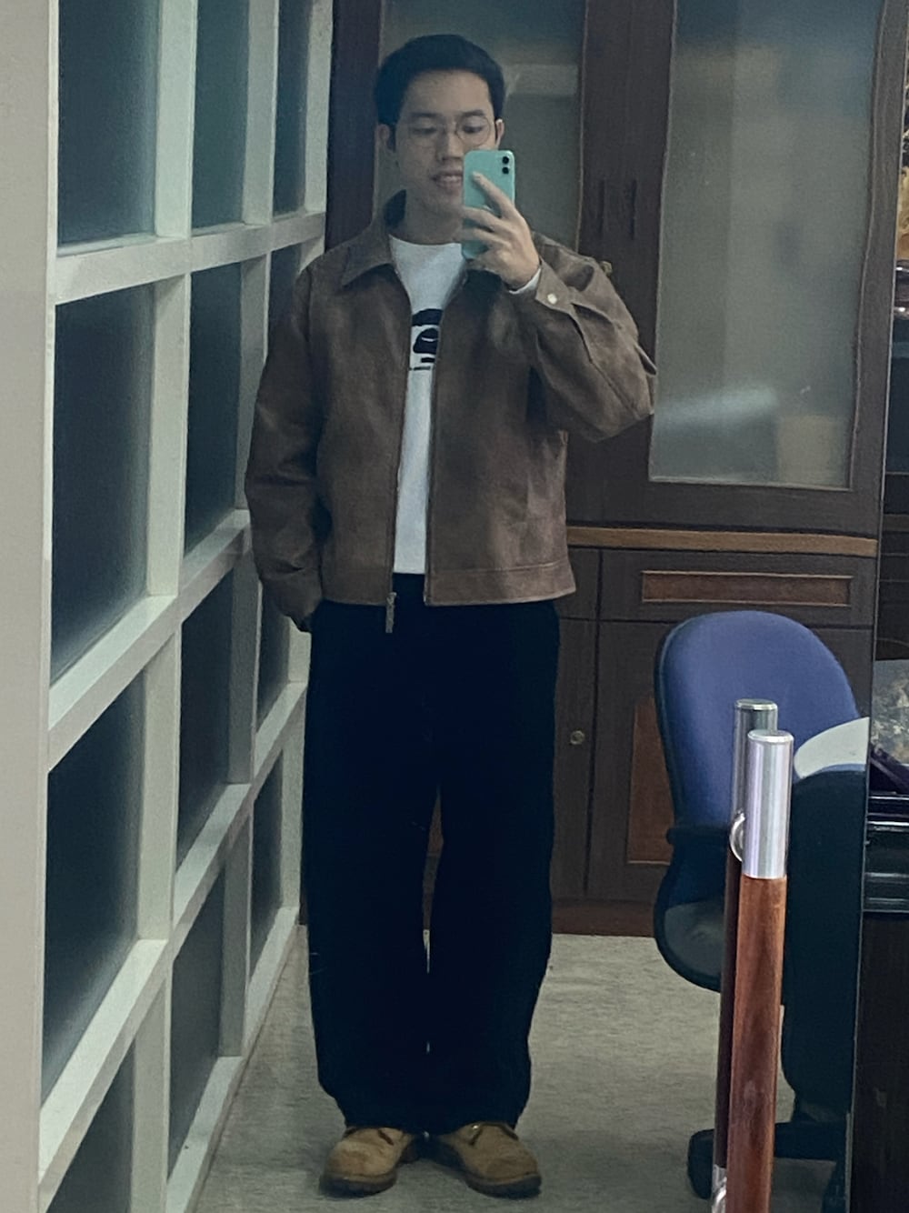「台湾人、公司 办公室  会议室」｜「Timberlandのアイテム（ブーツ、イエロー系）」を使った、bigweiさん（メンズ・169cm）の冬コーディネートの1枚目の写真