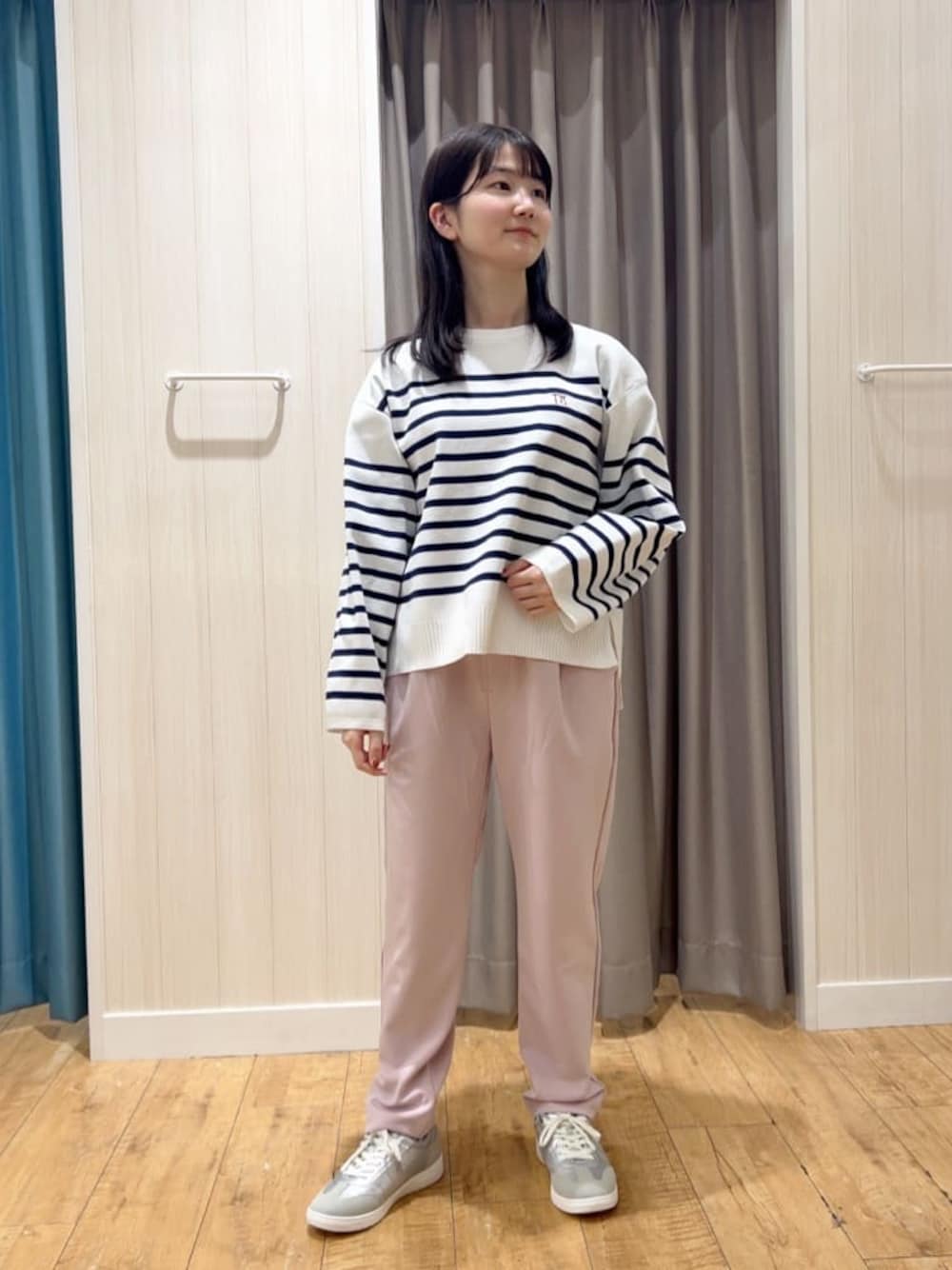 ブルー系のニット/セーター、ピンク系のその他パンツ、シルバー系のスニーカーを着用したレディースの春コーディネートの1枚目の写真
