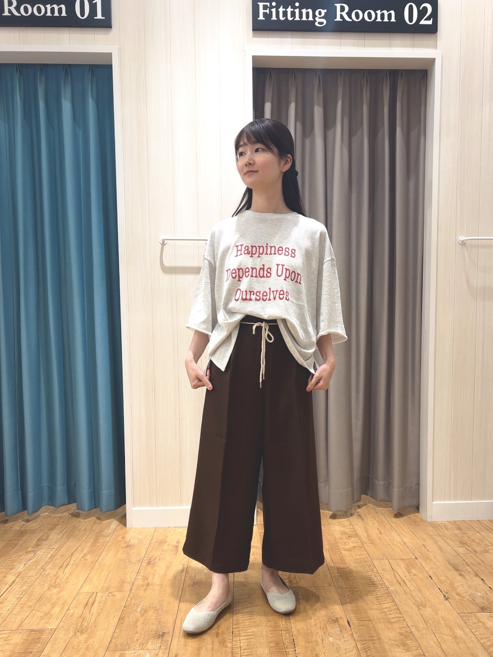 グレー系のTシャツ/カットソー、ブラウン系のその他パンツ、ゴールド系のパンプスを着用したレディースの春コーディネートの1枚目の写真