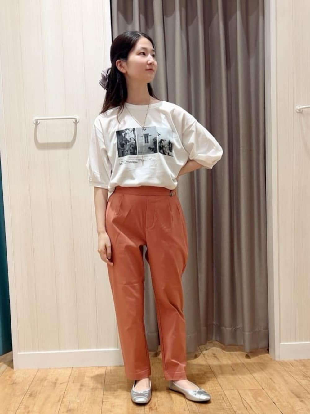 ホワイト系のTシャツ/カットソー、オレンジ系のその他パンツ、シルバー系のその他シューズを着用したレディースの秋コーディネートの1枚目の写真