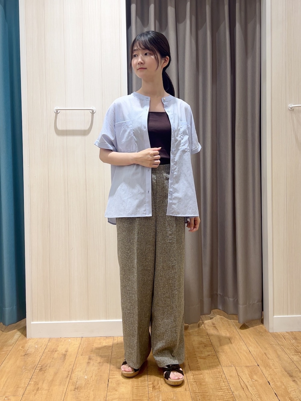 ブルー系のシャツ/ブラウス、ブラウン系のタンクトップ、ブラウン系のその他パンツを着用したレディースの春コーディネートの1枚目の写真