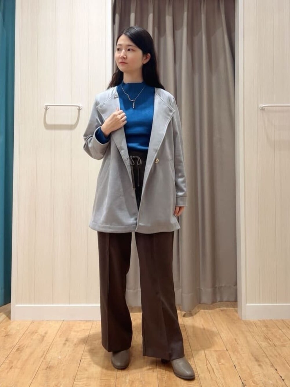 ブルー系のブルゾン、ブルー系のニット/セーター、ブラウン系のその他パンツを着用したレディースの秋コーディネートの1枚目の写真
