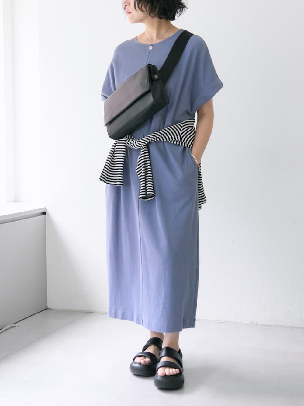 「ショルダーバッグ、レイヤードスタイル、サンダル、淡色コーデ、シンプルコーデ、ワンピース、大人女子、楽チンコーデ、春服コーデ、オトナカジュアル、夏ファッション、カジュアルスタイル、40代ファッション、アラフォー、ボブ」｜「ear PAPILLONNERのカットマキシワンピース【SUM1 STYLE(スミスタイル)】（ワンピース、ブルー系）」を使った、saecouchiさん（骨格ナチュラル・レディース・163cm）の春コーディネートの1枚目の写真
