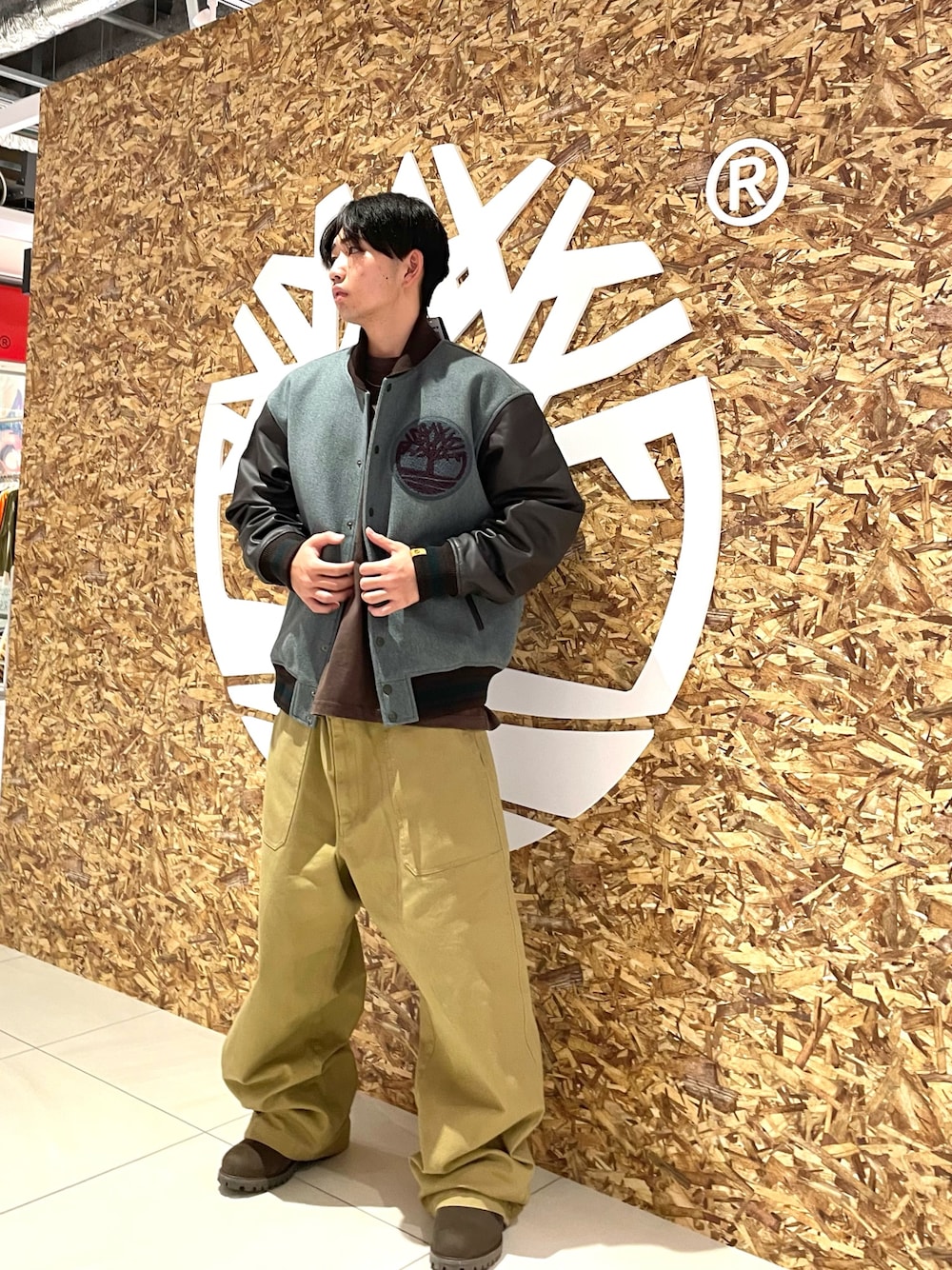 グリーン系のその他アウター、ブラウン系のTシャツ/カットソー、グリーン系のその他パンツを着用したメンズの秋コーディネートの1枚目の写真