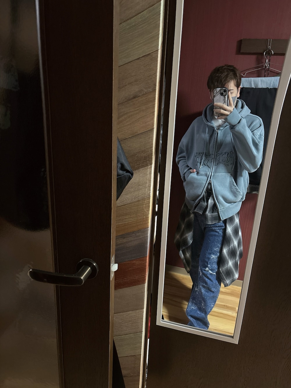 「チェックシャツ、シャツ腰巻き、カジュアル、アドラー、adrer、ADRER、united arrows、ウィゴー(WEGO)、ジップパーカー、デニム」｜「ADRERのheavy weight logo semi short vintage double zip parker（パーカー、ブルー系）」を使った、  Rui-minaseさん（メンズ・165cm）の春コーディネートの1枚目の写真