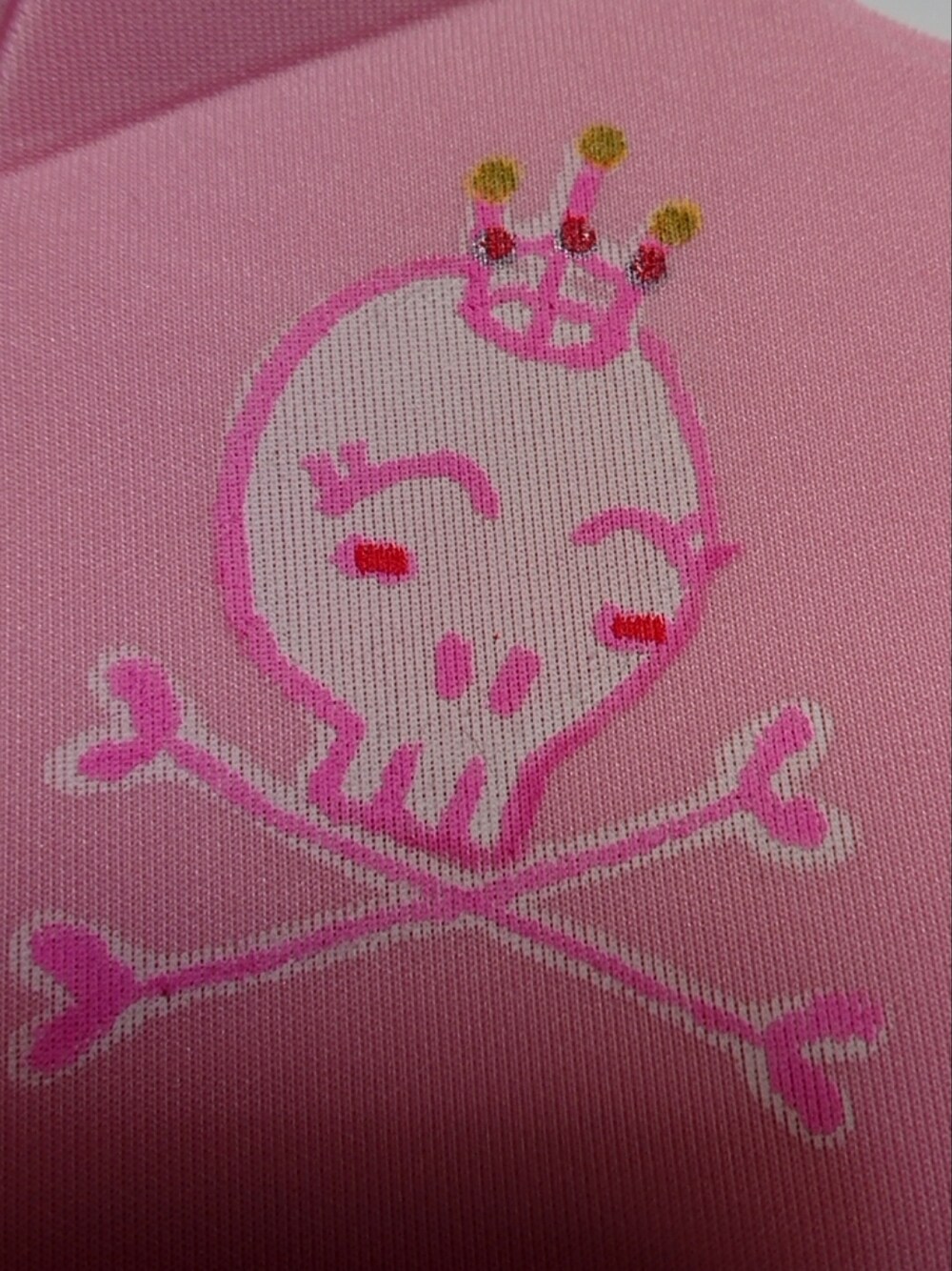 ブラウン系のライダースジャケット、グリーン系のニット/セーター、レッド系のショルダーバッグを着用したレディースの冬コーディネートの3枚目の写真