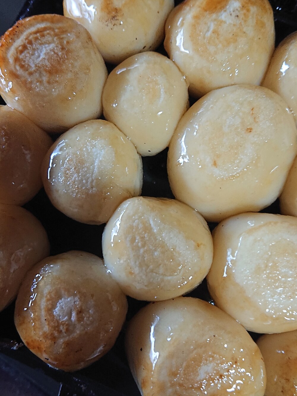 ブラウン系のライダースジャケット、グリーン系のニット/セーター、レッド系のショルダーバッグを着用したレディースの冬コーディネートの2枚目の写真