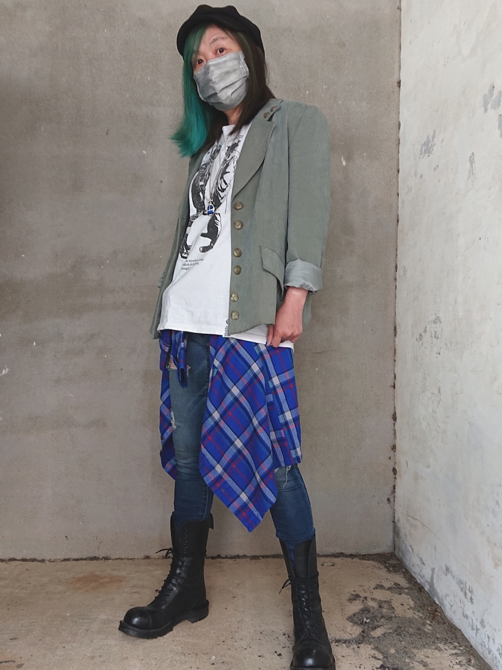 グリーン系のジャケット/アウター、ホワイト系のTシャツ/カットソー、ブルー系のシャツ/ブラウスを着用したレディースの春コーディネートの1枚目の写真