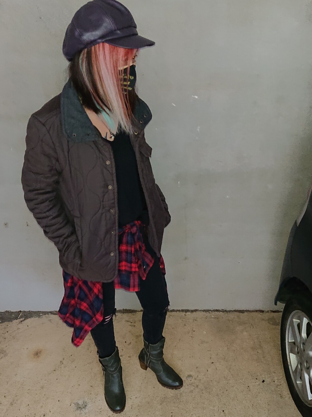 グレー系のジャケット/アウター、ブラック系のニット/セーター、ブラック系のデニムパンツを着用したレディースの春コーディネートの2枚目の写真