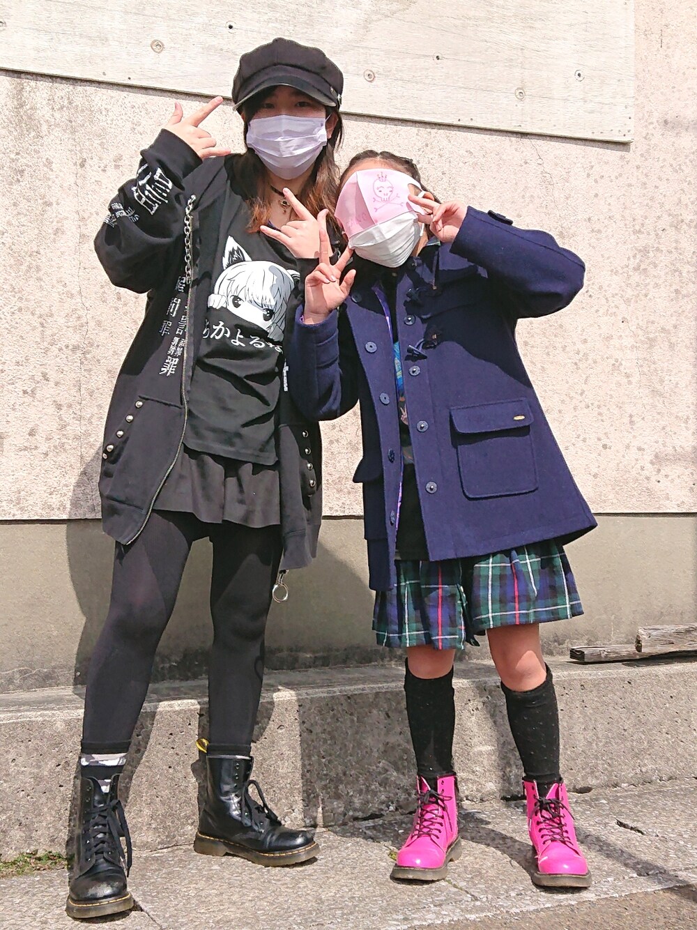 ブラック系のTシャツ/カットソー、ブラック系のTシャツ/カットソー、ブラック系のブーツを着用したレディースの冬コーディネートの2枚目の写真