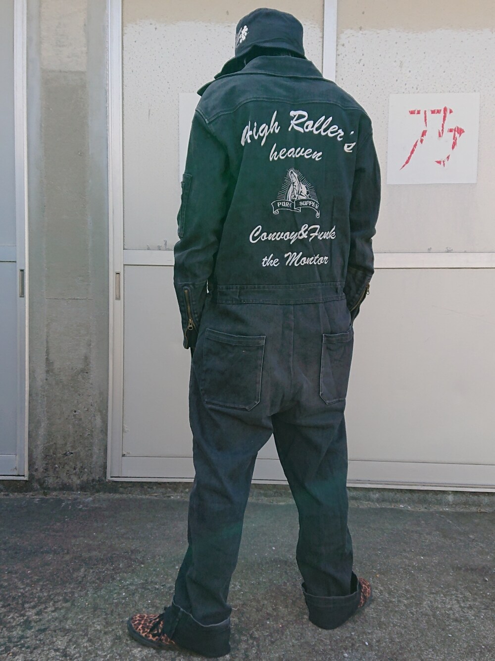 ブラック系のTシャツ/カットソー、ブラック系のつなぎ/オールインワン、ブラウン系のスニーカーを着用したレディースの春コーディネートの2枚目の写真