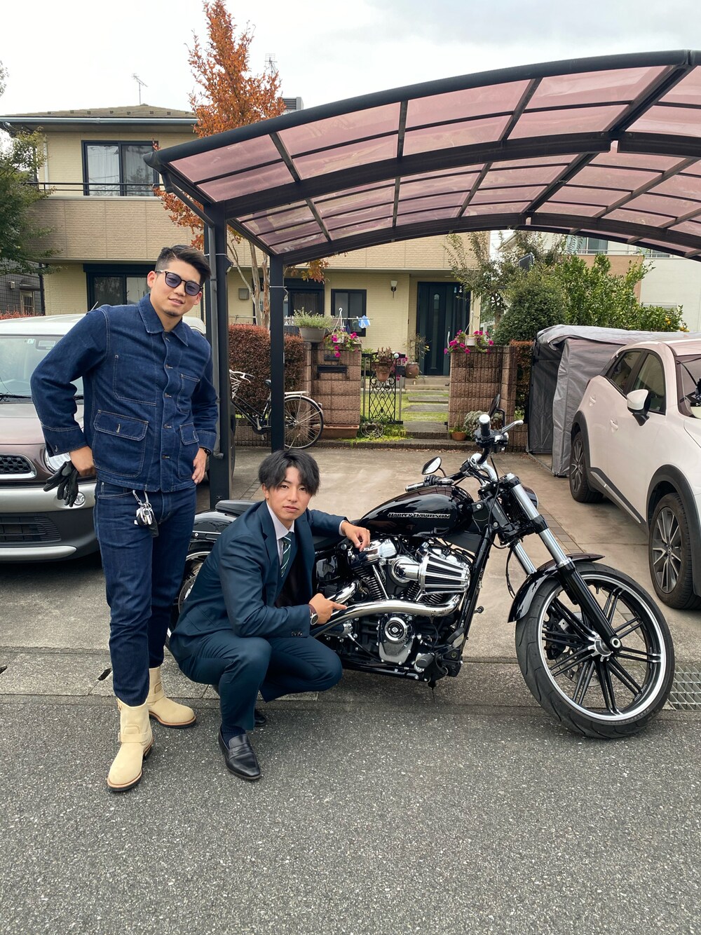 ブルー系のデニムジャケット、ブルー系のデニムジャケット、ベージュ系のブーツを着用したメンズの冬コーディネートの1枚目の写真