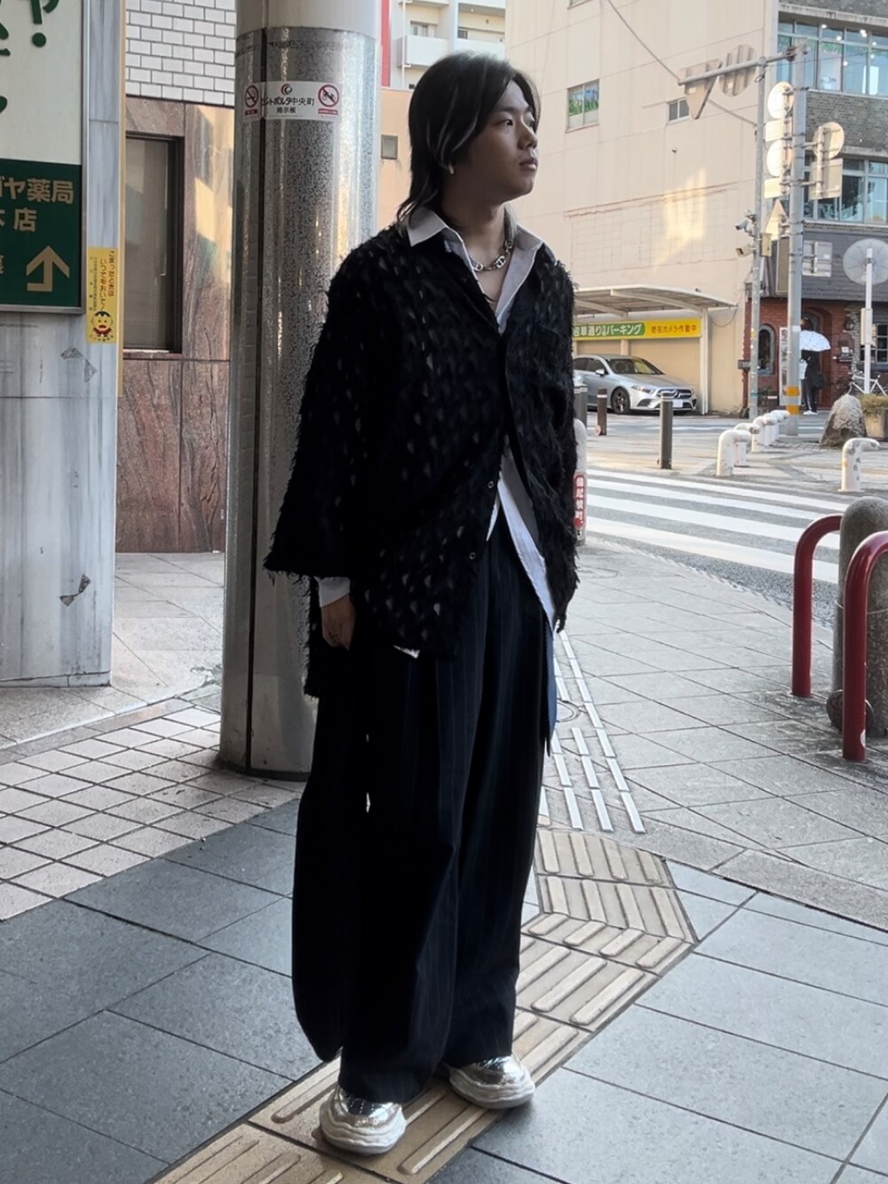 「シンプルスタイル、WEARyouthコーデ、休日コーデ、大人カジュアル、キレイめ、シャツ、シャツスタイル、白シャツ、黒シャツ、ジャガード、ストライプ、スニーカー、シルバー、スラックス、ハンドバッグ」｜「RAGEBLUEのニュアンスフリンジ/BIGシアーブラウス（シャツ/ブラウス、ブラック系）」を使った、KOUさん（メンズ・165cm）の秋コーディネートの1枚目の写真