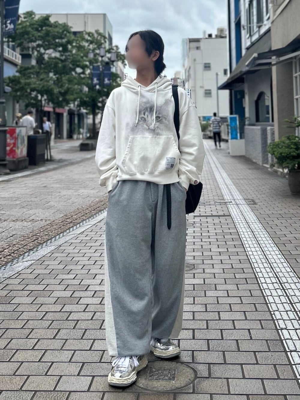 「WEARyouthコーデ、今日のコーデ、シンプルスタイル、夏、シンプル、大人カジュアル、パーカー、猫耳、スゥエットパンツ、スニーカー、シルバー、グレー、ブラック」｜「Maison MIHARA YASUHIROのCat Print Distressed Hoodie（パーカー、ホワイト系）」を使った、KOUさん（メンズ・165cm）の夏コーディネートの1枚目の写真