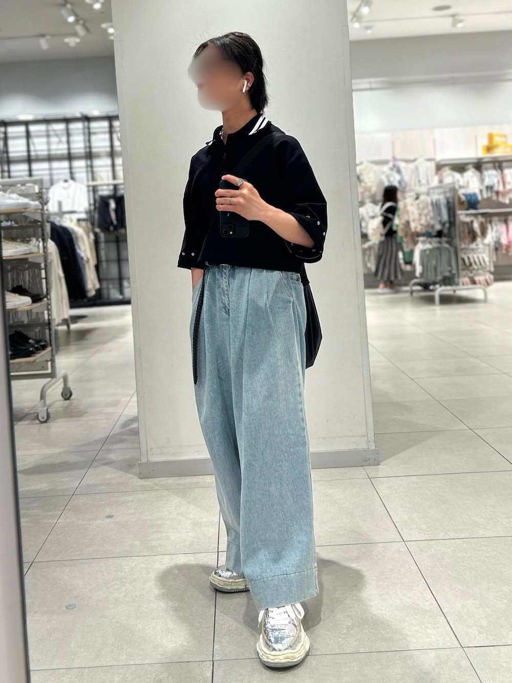 「WEARyouthコーデ、シンプルスタイル、おしゃれさんと繋がりたい、夏コーデ、春夏コーデ、おでかけコーデ、プチプラ、ポロシャツ、黒、デニム、ワイドデニム、ライトブルー、スニーカー、シルバー、シルバースニーカー」｜「GRANCYの【GRANCY】Ziplayered Wideshort Poloshirt / ジップレイヤード ワイドショート ポロシャツ（ポロシャツ、ブラック系）」を使った、KOUさん（メンズ・165cm）の夏コーディネートの1枚目の写真