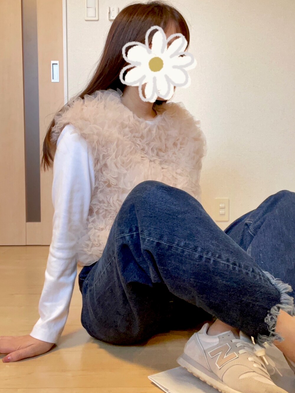 「チュールトップス、チュールベスト、ピンクベージュ、ピンクベージュ×デニム、ジーンズ、デニムパンツ、ハイウエストデニム、ニューバランス373、休日スタイル、今日のコーデ、大人かわいい、お洒落さんとつながりたい、キレイめカジュアル、チュール、デートコーデ」｜「AZUL by moussyのアイテム（デニムパンツ、その他）」を使った、xxxladyさん（レディース・158cm）の秋コーディネートの1枚目の写真