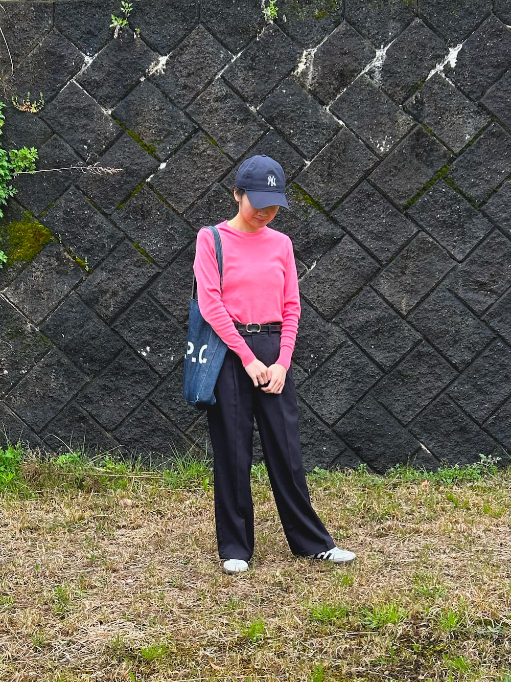 ブルー系のスラックス、ホワイト系のスニーカー、ブルー系のトートバッグを着用したレディースの春コーディネートの1枚目の写真