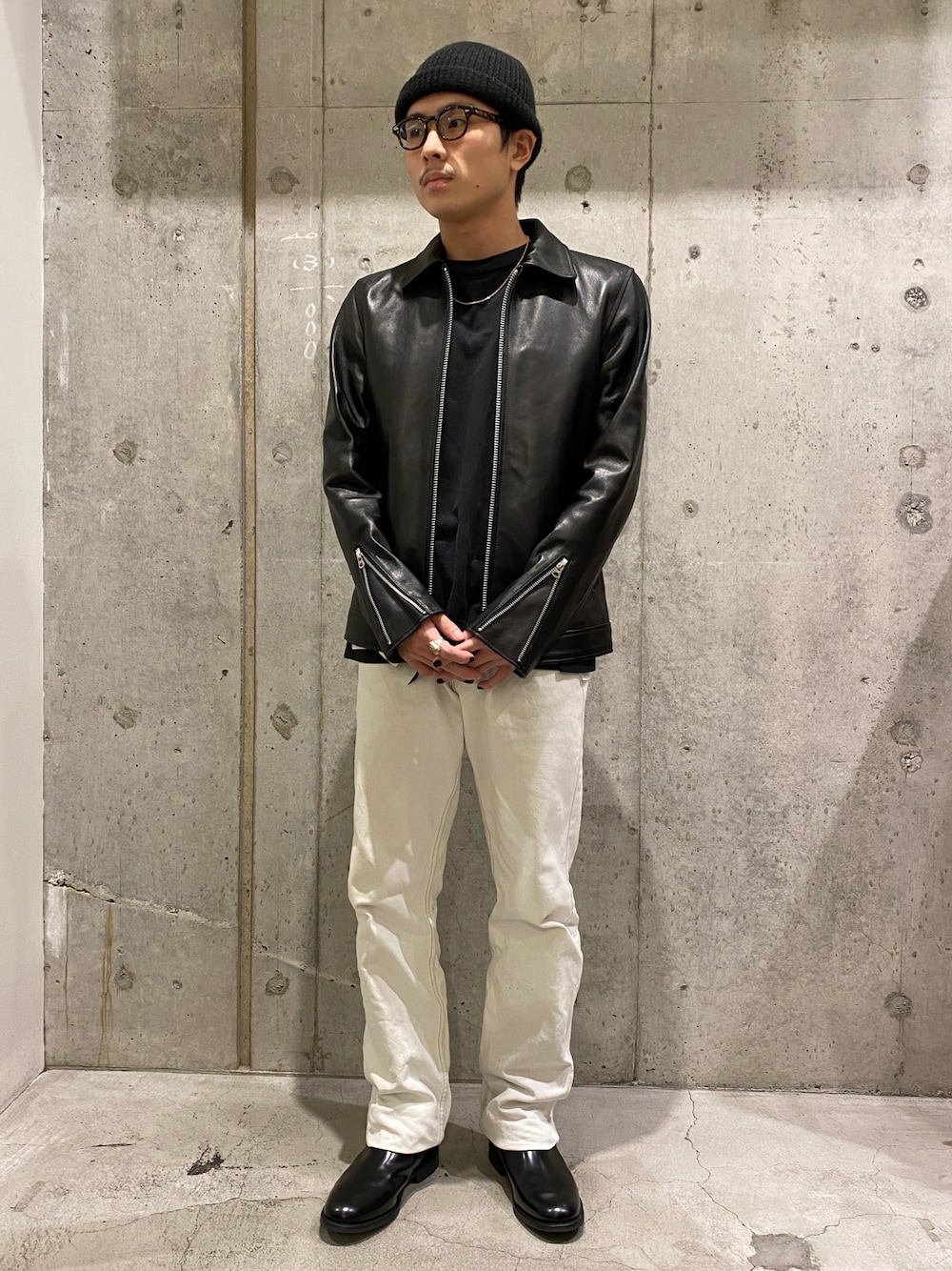 「大人カジュアル、シンプルスタイル、秋冬コーデ、黒、ブラックコーデ、メガネ男子、ライダース、革靴、チェルシーブーツ、新宿、uncut bound」｜「SANDERSのSANDERS(サンダース） 別注MILITARY CHELSEA ミリタリーチェルシーブーツ（ブーツ、ブラック系）」を使った、ikumi901さん（メンズ・169cm）の秋コーディネートの1枚目の写真