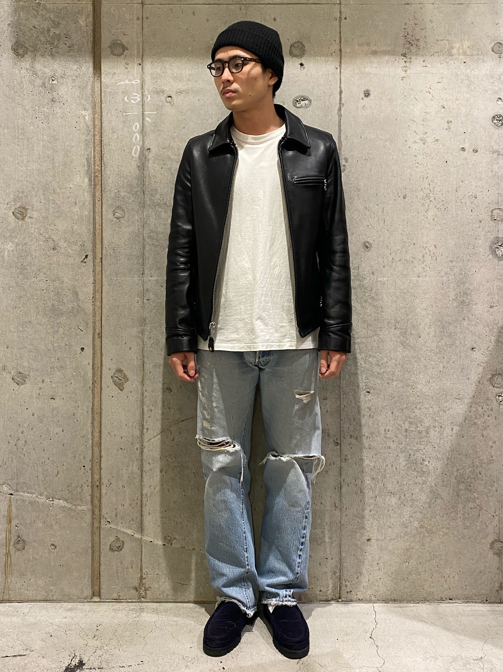 「冬コーデ、シンプルコーデ、カジュアルコーデ、カジュアル、アメカジ、ライダース、デニム、SCHOTT、メガネ男子、ニット帽、ローファー、uncut bound、新宿」｜「schottのアイテム（ライダースジャケット、ブラック系）」を使った、ikumi901さん（メンズ・169cm）の秋コーディネートの1枚目の写真
