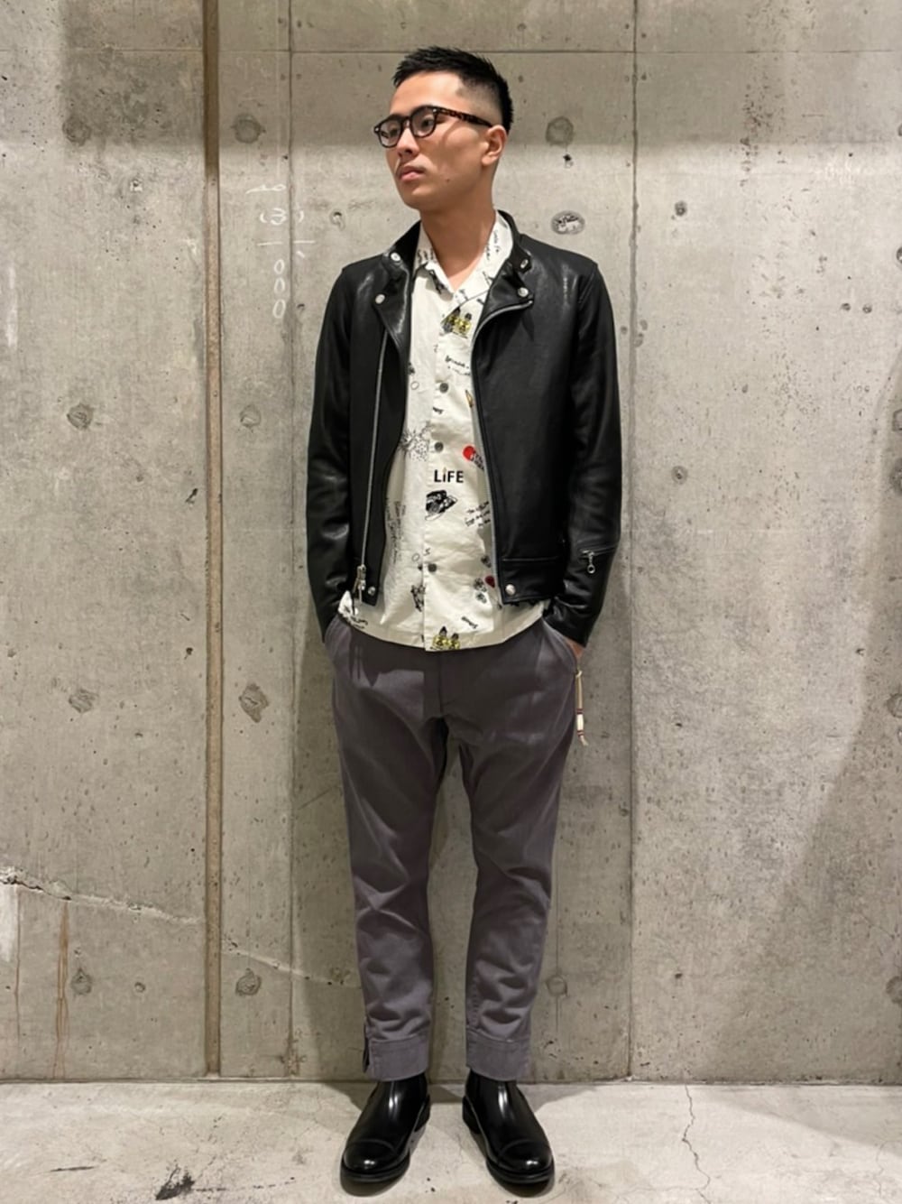 「秋冬コーデ、大人コーデ、ライダース、アロハシャツ、冬コーデ、革靴、メガネ男子、SCHOTT、REMI RELIEF、uncut bound、新宿」｜「DickiesのREMI RELIEF (レミレリーフ) ディッキーズコラボパンツ（その他パンツ、グレー系）」を使った、ikumi901さん（メンズ・169cm）の秋コーディネートの1枚目の写真