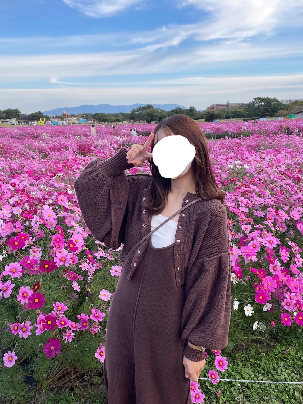 ブラウン系のワンピースを着用したレディースの秋コーディネートの1枚目の写真