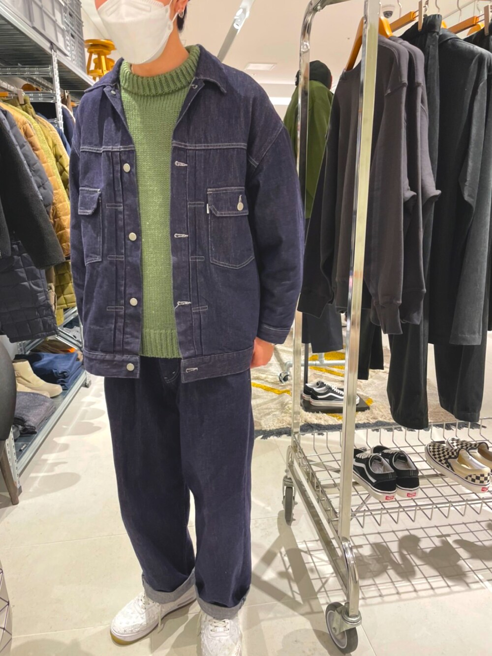 「オーバーサイズ、ストリートファッション、ワイドパンツ、オトナカジュアル、ビッグシルエット、カラーニット、デニム、デニムジャケット、デニムオンデニム、グラフペーパー、graphpaper、セットアップ」｜「AURALEEのアイテム（ニット/セーター、グリーン系）」を使った、harutimさん（メンズ・175cm）の冬コーディネートの1枚目の写真