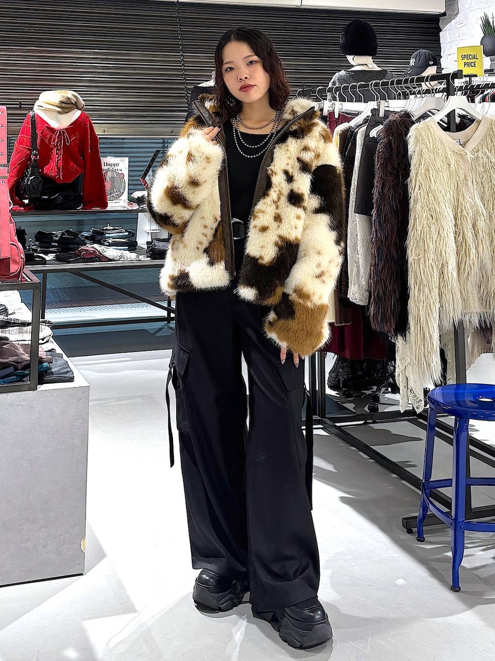 ブラック系のブーツ、ブラック系のスラックス、ブラック系のニット/セーターを着用したレディースの冬コーディネートの1枚目の写真