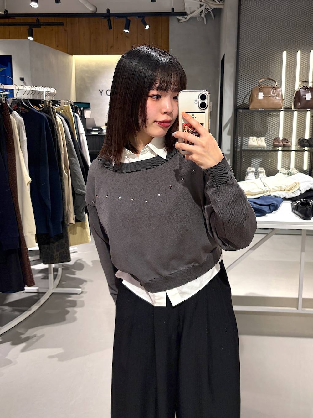 ブラック系のデニムパンツ、グレー系のニット/セーターを着用したレディースの冬コーディネートの1枚目の写真
