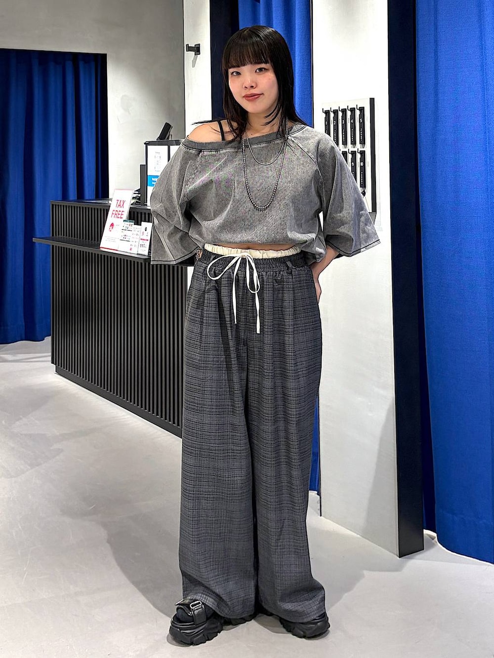 グレー系のTシャツ/カットソー、グレー系のその他パンツ、ブラック系のキャミソールを着用したレディースの夏コーディネートの1枚目の写真