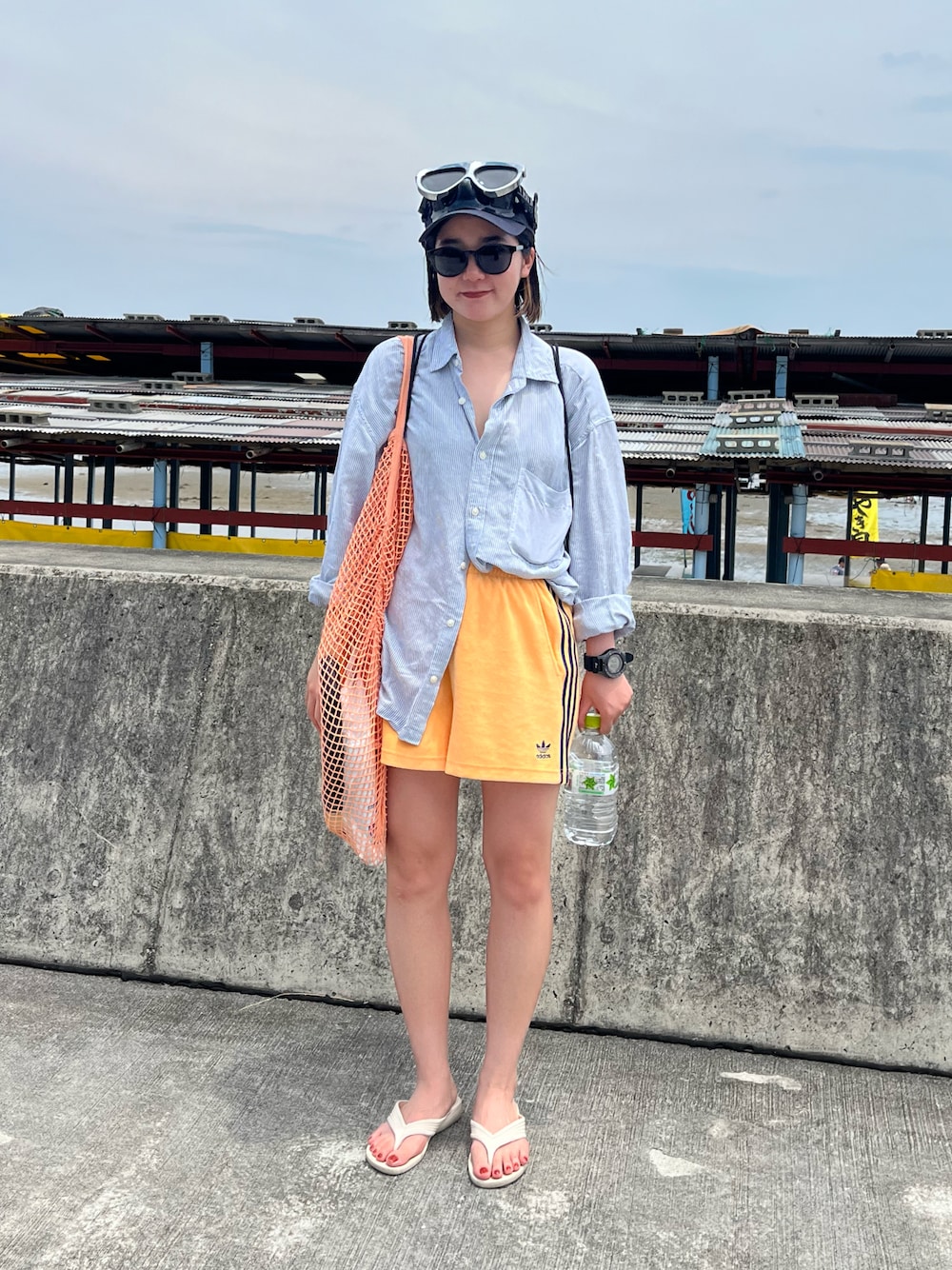 「シャツ、ストライプシャツ、UNIQLO、JWANDERSON、ハーフパンツ、adidas、ギョサン、キャップ、ニューエラ、サングラス、JINS、海コーデ、夏コーデ、ビーチコーデ、夏」｜「UNIQLOのアイテム（シャツ/ブラウス、ブルー系）」を使った、satsukiさん（レディース・159cm）の夏コーディネートの1枚目の写真