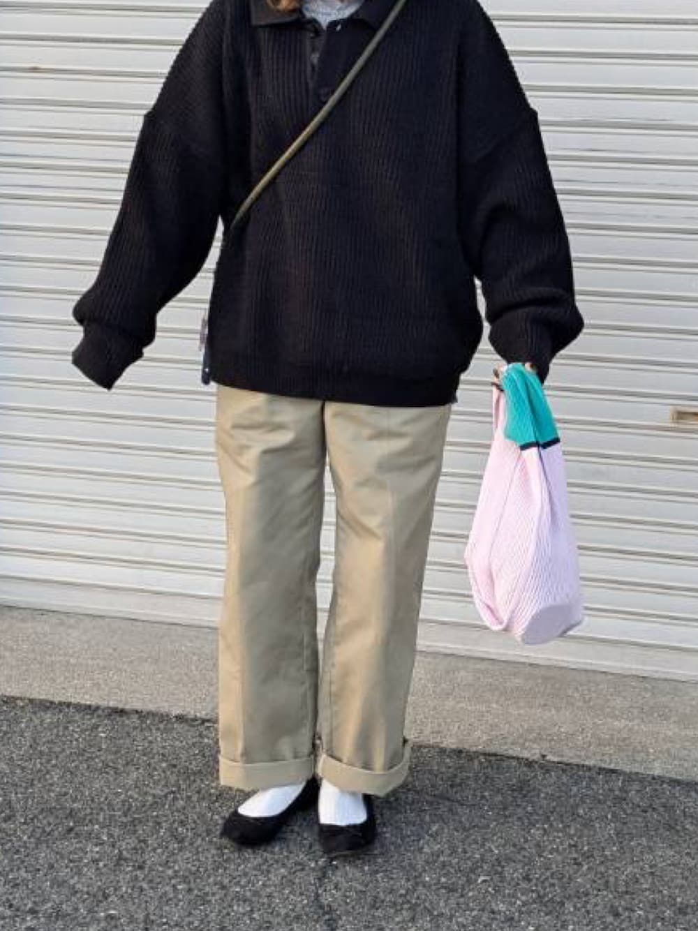 「ニット、CANALJEAN、ストライプシャツ、UNIQLO、JWANDERSON、チノパン、Dickies、JOURNAL STANDARD relume、バレーシューズ、H&M、ニットバッグ、CFCL、ダッフルコート、puebco、ラフ」｜「CANAL JEANのEl mar(エルマール) オーバーサイズポロニット（ニット/セーター、ブラック系）」を使った、satsukiさん（レディース・159cm）の冬コーディネートの1枚目の写真