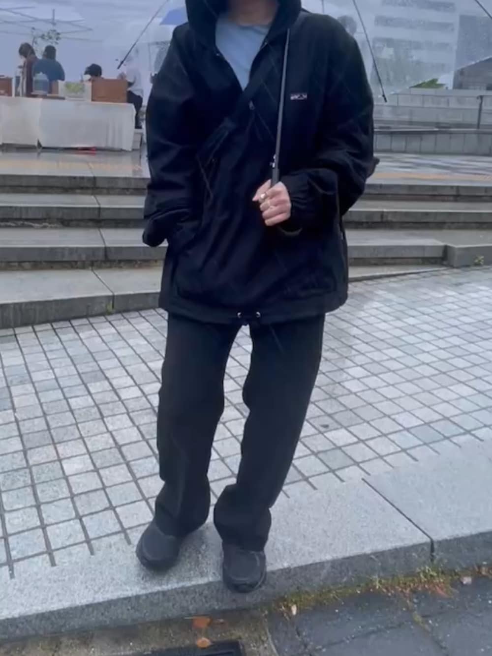 ブルー系のTシャツ/カットソー、ブラック系のパンツ、ブラック系のスニーカーを着用したレディースの春コーディネートの1枚目の写真