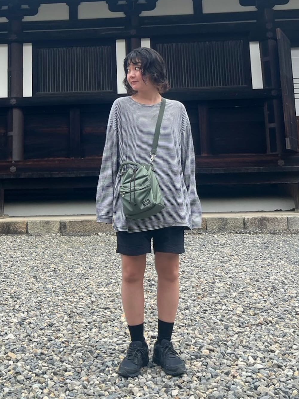「秋コーデ、秋服、ロンティー、ボーダー、ZARA、ハーフパンツ、ギアショーツ、UNIQLO、スニーカー、ニューバランス、ショルダーバッグ、PORTER、シンプルコーデ、カジュアル、ラフ」｜「PORTERのアイテム（バッグ、グリーン系）」を使った、satsukiさん（レディース・159cm）の秋コーディネートの1枚目の写真