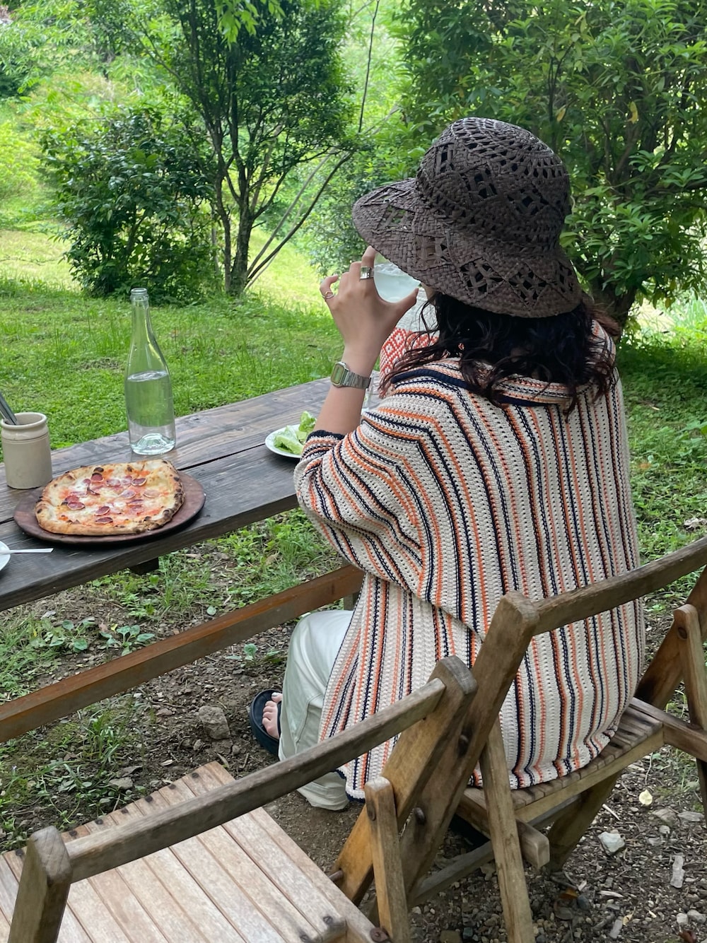 「夏コーデ、夏、オーバーオール、ハット、かぎ針編みニット、JOURNAL STANDARD relume、relume、Johnbull Private labo、johnbull、HOKAONEONE」｜「JOURNAL STANDARD relumeのRELUME RAFFIA BUCKET HAT：ハット（ハット、ブラウン系）」を使った、satsukiさん（レディース・159cm）の夏コーディネートの1枚目の写真