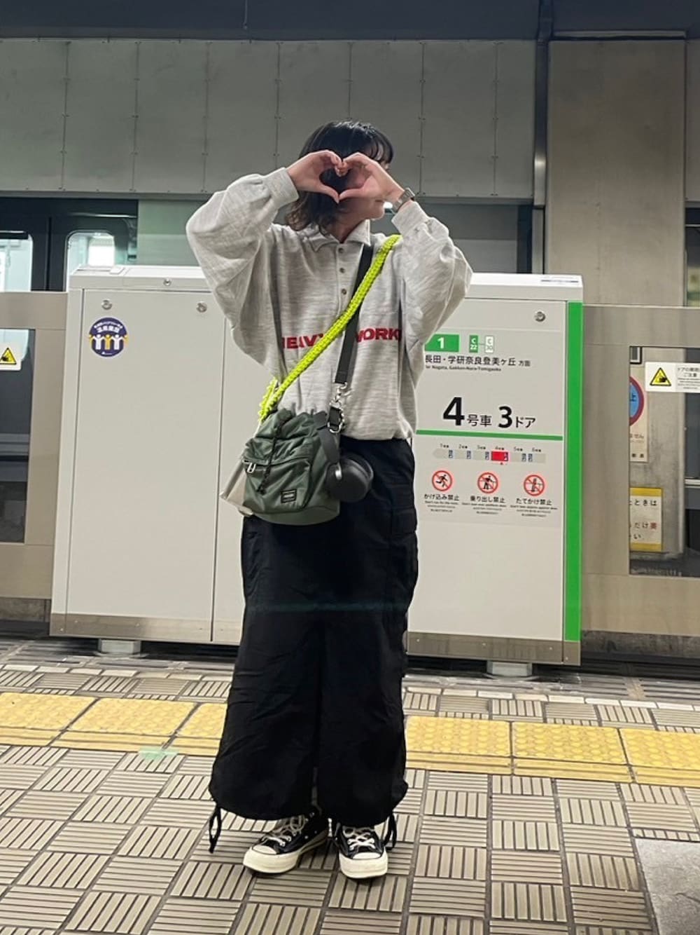 「スウェット、古着、ナイロンスカート、スリットスカート、ARMY TWILL、journal standard、スニーカー、コンバース、ct70、ショルダーバッグ、POTER、カジュアル、秋コーデ、秋服、シンプルコーデ」｜「usedのアイテム（スウェット、グレー系）」を使った、satsukiさん（レディース・159cm）の秋コーディネートの1枚目の写真