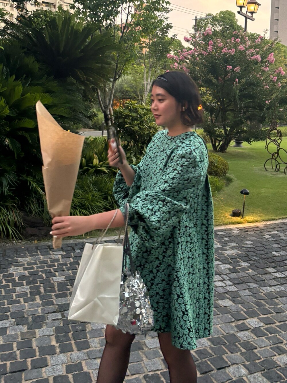 「ドレス、結婚式、結婚式コーデ、およばれドレス、ミニドレス、ジャガード、ローファー、sanself、キラキラバッグ、キラキラ、SLOBE IENA、カジュアルドレス、二次会コーデ、二次会ドレス、お呼ばれスタイル」｜「SANSeLFのジャガードフラワードレス【SANSeLF】 sanw21（ワンピース、グリーン系）」を使った、satsukiさん（レディース・159cm）の夏コーディネートの1枚目の写真