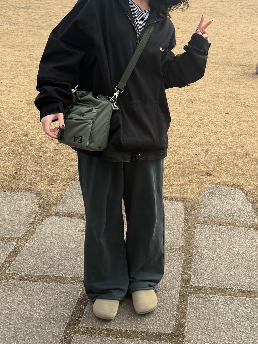 「春コーデ、ボーダー、スウェットパンツ、きりっぱなし、ZARA、birkenstock、ボストン、ショルダーバッグ、POTER、ハーフジップ、古着MIX、古着、ラフ、カジュアル、シンプル」｜「PORTERのアイテム（バッグ、グリーン系）」を使った、satsukiさん（レディース・159cm）の冬コーディネートの1枚目の写真