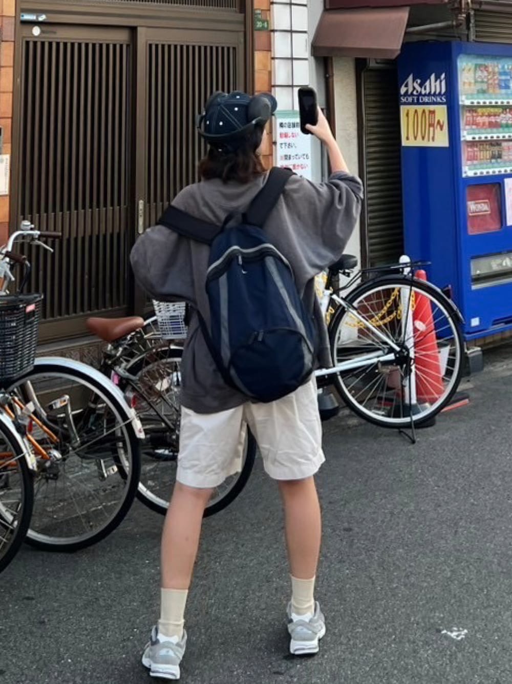 「秋服、秋コーデ、キャップ、reception、スウェット、古着、ハーフパンツ、UNIQLO、リュック、ナイキ、スニーカー、New Balance、カジュアル、シティガール、ラフ」｜「NIKEのアイテム（バックパック/リュック、ブルー系）」を使った、satsukiさん（レディース・159cm）の秋コーディネートの1枚目の写真