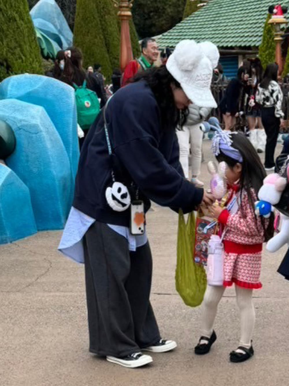 「ディズニーコーデ、ディズニー、スウェットパンツ、スウェット、スウェットコーデ、チュニックシャツ、シャツ、レイヤードスタイル、スニーカー、CANALJEAN、ZARA、provoke、チャックテイラー、CT70s、冬コーデ」｜「PROVOKE の【PROVOKE/プロヴォーク】design sweat pants：パンツ（スウェットパンツ、グレー系）」を使った、satsukiさん（レディース・159cm）の冬コーディネートの1枚目の写真