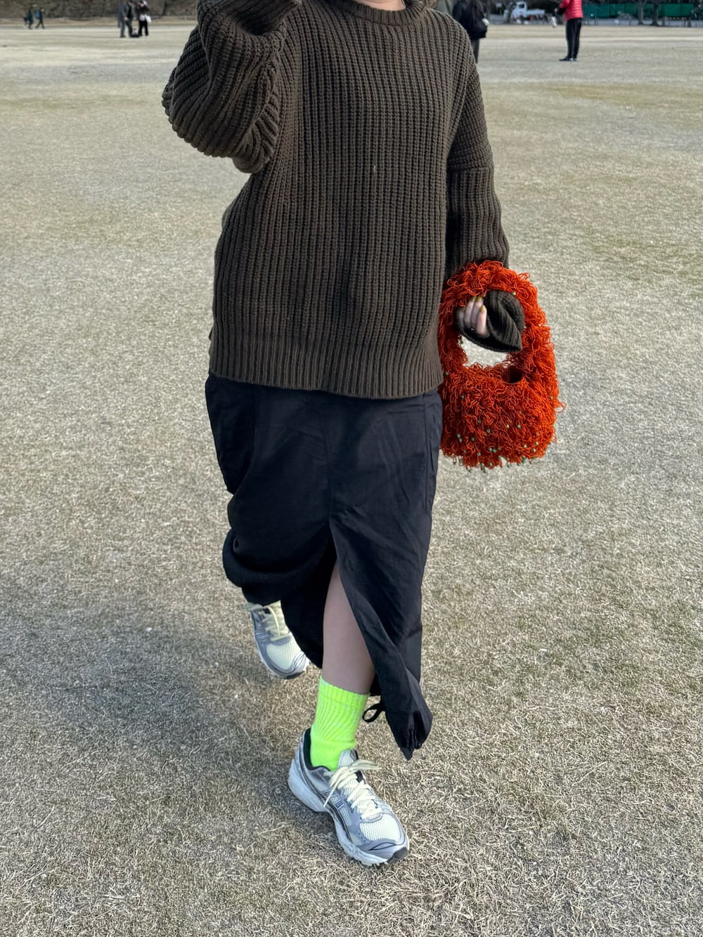 「冬コーデ、春コーデ、ニット、オーバーサイズ、CITYSHOP、カーゴスカート、前スリット、ARMY TWILL、journal standard、スニーカー、アシックス、ゲルカヤノ、蛍光イエロー、差し色コーデ、カジュアル」｜「ASICSの【ASICS/アシックス】GEL-KAYANO 14/ゲルカヤノ/スニーカー（スニーカー、シルバー系）」を使った、satsukiさん（レディース・159cm）の冬コーディネートの1枚目の写真