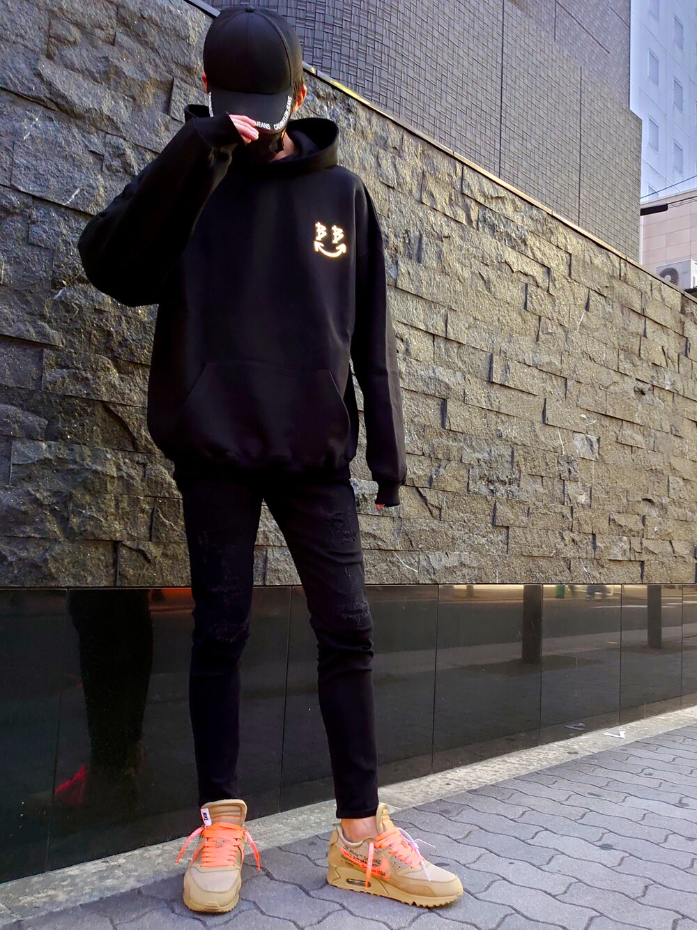 「秋服、秋のコーデ、ブラックコーデ、ストリートコーデ、パーカーコーデ、スニーカーコーデ、スニーカー、ナイキ、オフホワイト、off-white×NIKE、AZUL by moussy、blackblond、Calvin Klein Jeans、sneakers、street」｜「AZULのアイテム（デニムパンツ、ブラック系）」を使った、和樹さん（メンズ・180cm）の秋コーディネートの1枚目の写真