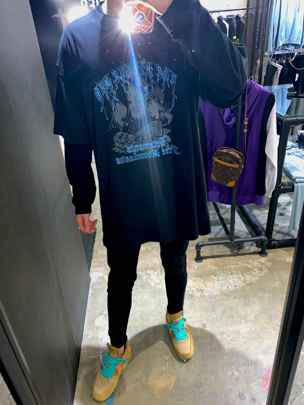 「秋冬コーデ、秋のコーデ、メンズコーデ、スニーカーコーデ、NIKE、OFF-WHITE、off-white×NIKE、オフホワイト×ナイキ、スニーカー、vetements、ストリート、ビックシルエット、ファッション好きと繋がりたい、お洒落さんとつながりたい、ootd」｜「VETEMENTSのVetements Oversized Printed Cotton-Jersey T-Shirt（Tシャツ/カットソー、ブラック系）」を使った、和樹さん（メンズ・180cm）の秋コーディネートの1枚目の写真