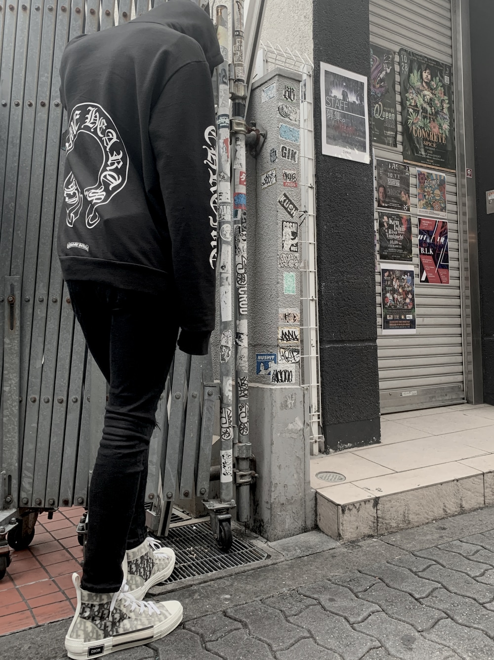 「おしゃれさんと繋がりたい、秋コーデ、パーカー、パーカーコーデ、スニーカー、スニーカーコーデ、ハイカットスニーカー、ブランドコーデ、クロムハーツ、Dior」｜「AZULのアイテム（デニムパンツ、ブラック系）」を使った、和樹さん（メンズ・180cm）の秋コーディネートの1枚目の写真