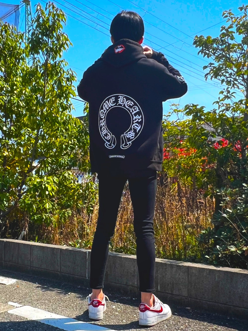 「chromehearts、mattyboy、AZUL by moussy、NIKE、NIKE AIR FORCE、AIR FORCE 1、クロムハーツ、パーカー、ナイキ、ナイキスニーカー、エアフォースワン、春コーデ、パーカーコーデ、シンプルコーデ、ブラックコーデ」｜「CHROME HEARTSのアイテム（パーカー、ブラック系）」を使った、和樹さん（メンズ・180cm）の春コーディネートの1枚目の写真