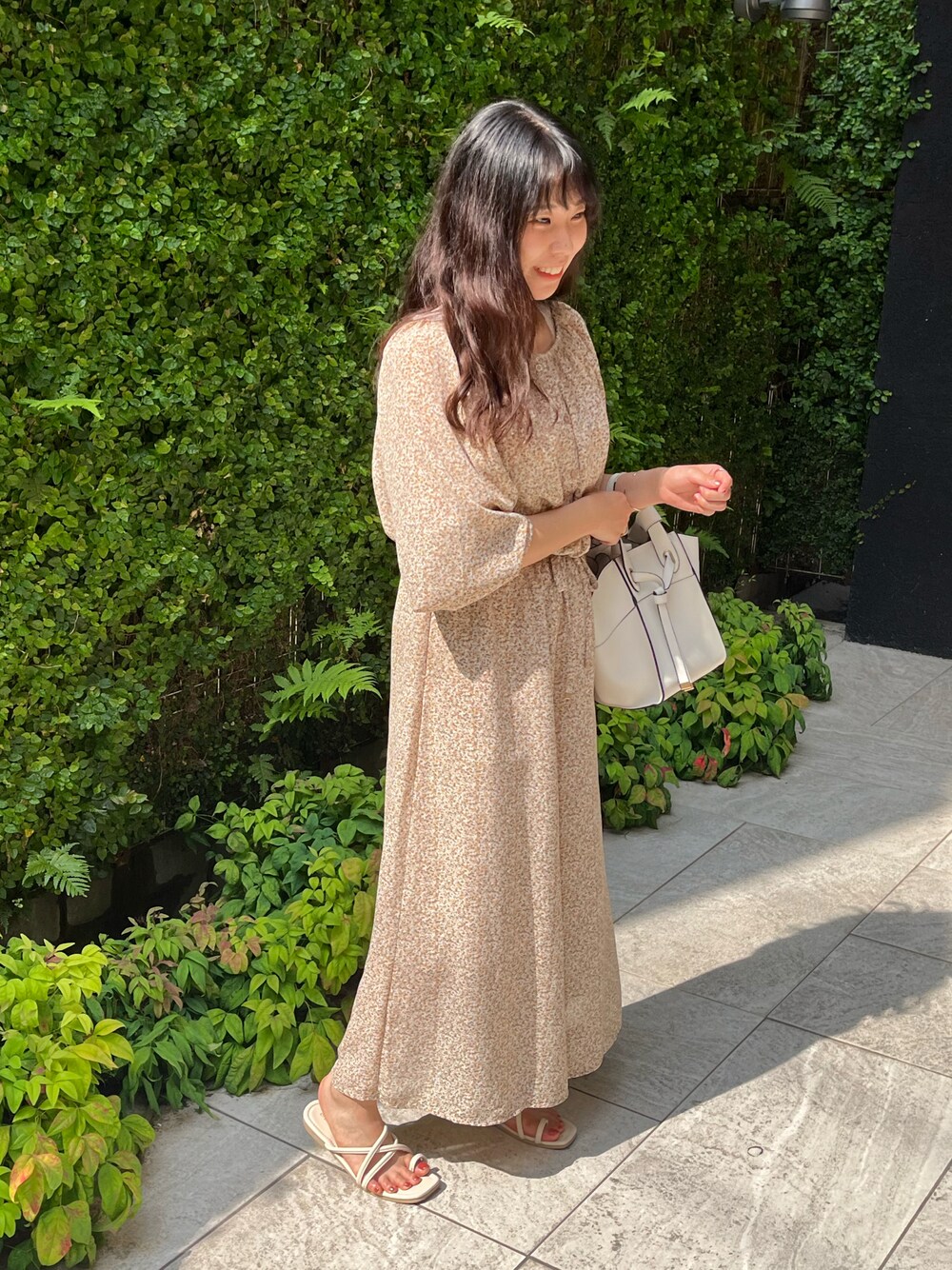 「夏コーデ、カジュアル、お洒落さんとつながりたい、低身長コーデ、ショルダーバッグ、エヘカソポ、プチプラコーデ、パンツスタイル、花柄、セットアップ」｜「ehka sopoのサムリングサンダル（サンダル、ホワイト系）」を使った、napipii7さん（レディース・152cm）の夏コーディネートの1枚目の写真