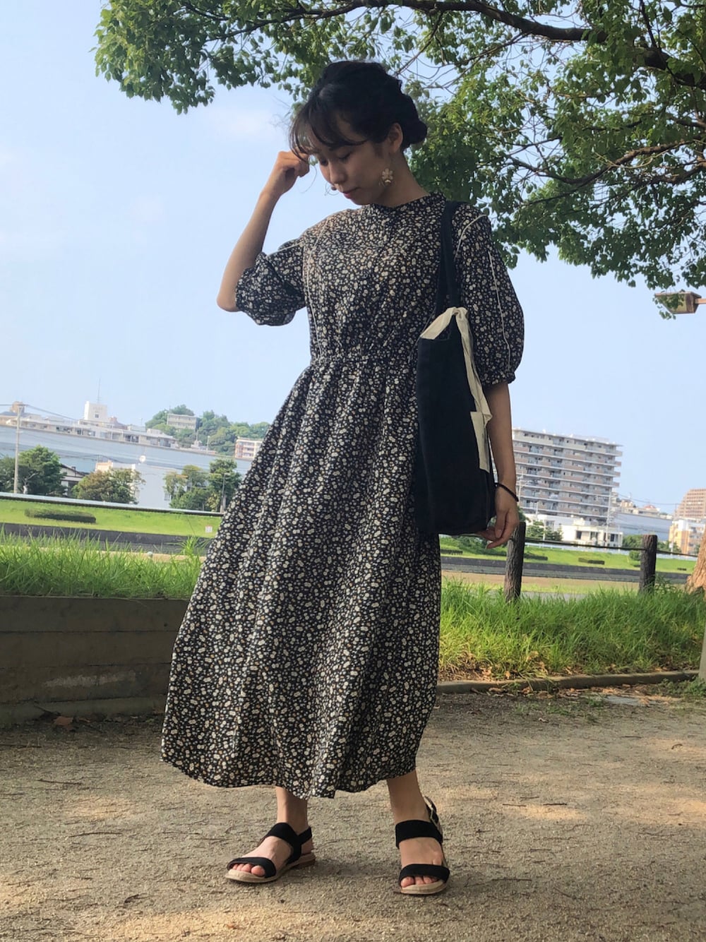 「夏コーデ、カジュアル、低身長、花柄ワンピース、ワンピース、花柄、トートバッグ」｜「ehka sopoの花柄配色メローワンピース（ワンピース、ブラック系）」を使った、napipii7さん（レディース・152cm）の夏コーディネートの1枚目の写真