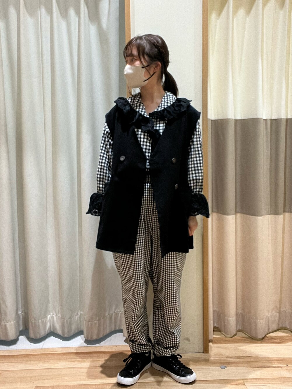 グレー系のシャツ/ブラウス、ブラック系のベスト、ホワイト系のその他パンツを着用したレディースの春コーディネートの1枚目の写真