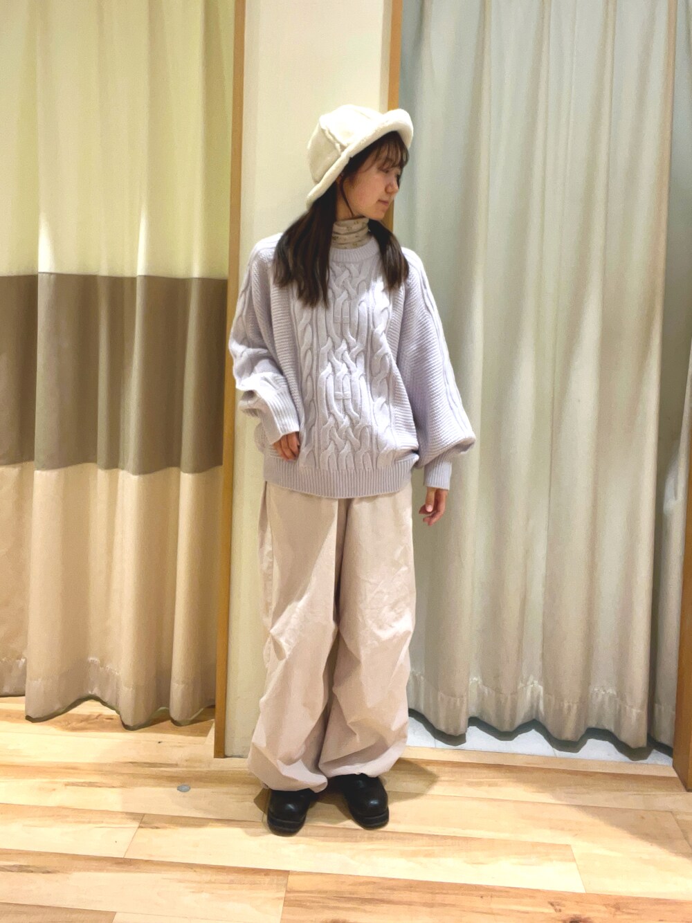 ピンク系のその他パンツ、イエロー系のTシャツ/カットソー、ホワイト系のハットを着用したレディースの冬コーディネートの1枚目の写真