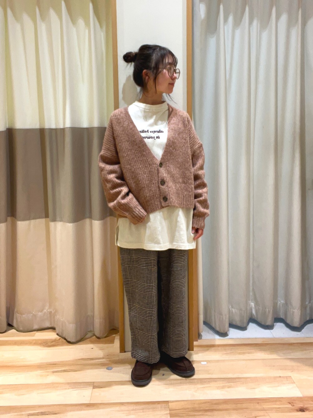 オレンジ系のカーディガン/ボレロ、ホワイト系のTシャツ/カットソー、ベージュ系のその他パンツを着用したレディースの秋コーディネートの1枚目の写真