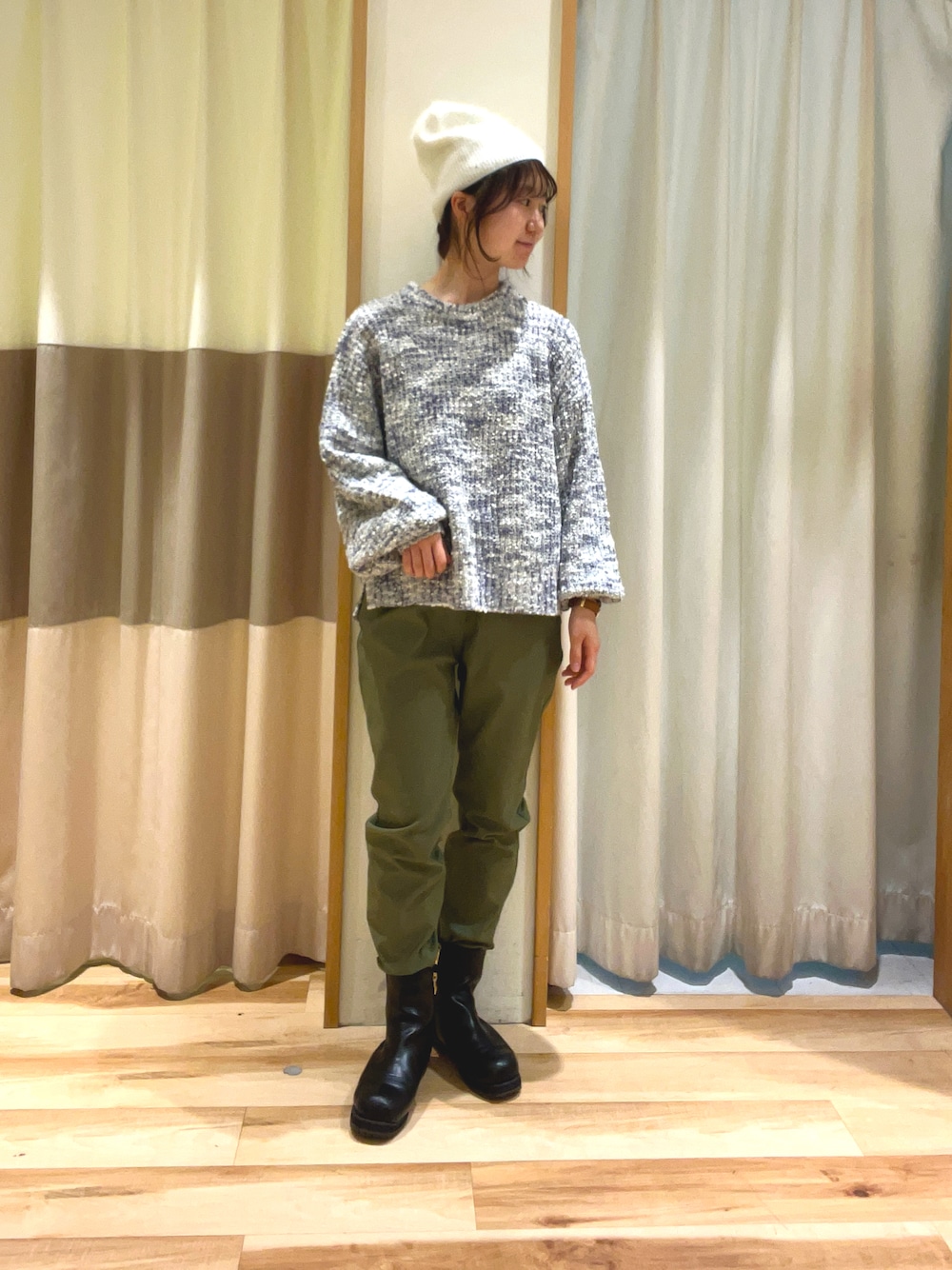 グリーン系のその他パンツ、グレー系のニット/セーター、ホワイト系のハットを着用したレディースの冬コーディネートの1枚目の写真